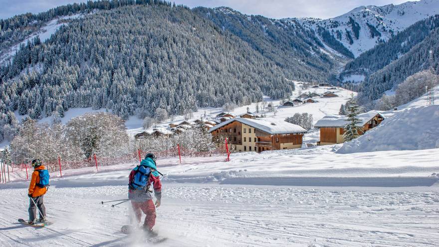 Piste de ski devant le village vacances VTF Arêches