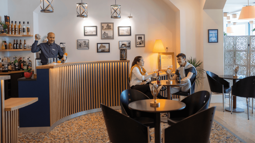 Vacnaces en famille espace bar