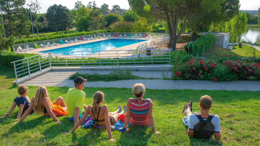 Famille en vacances d'été