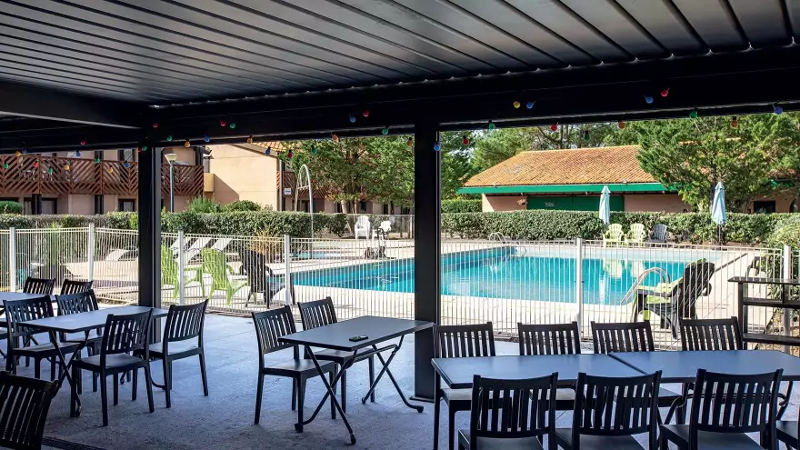 Terrasse couverte en saison