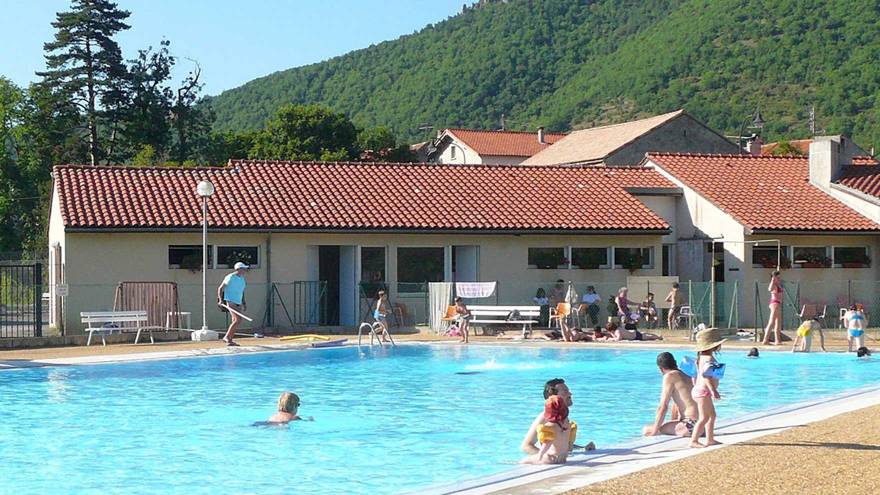 Piscine du village vacances Le Roc Nantais