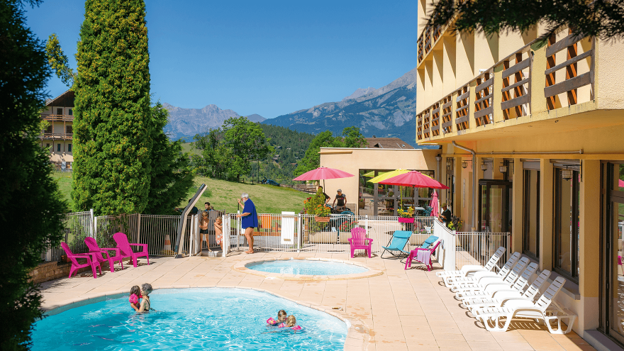Piscine d'été vacances en famille