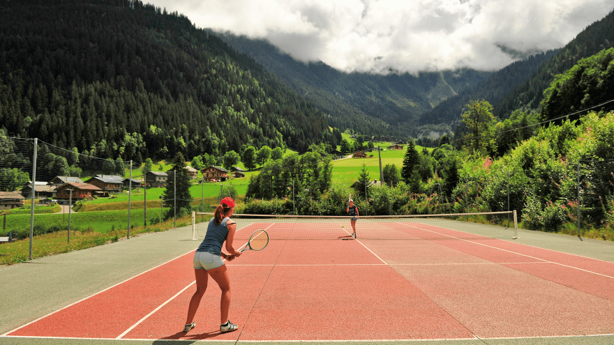 court de tennis en été