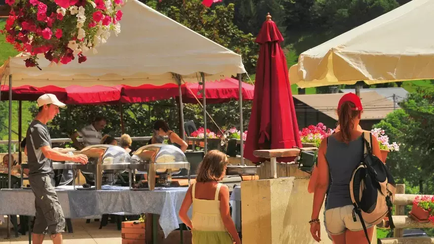 Restauration en terrasse en saison