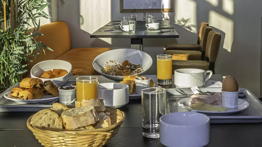 Petit déjeuner en salle de restaurant