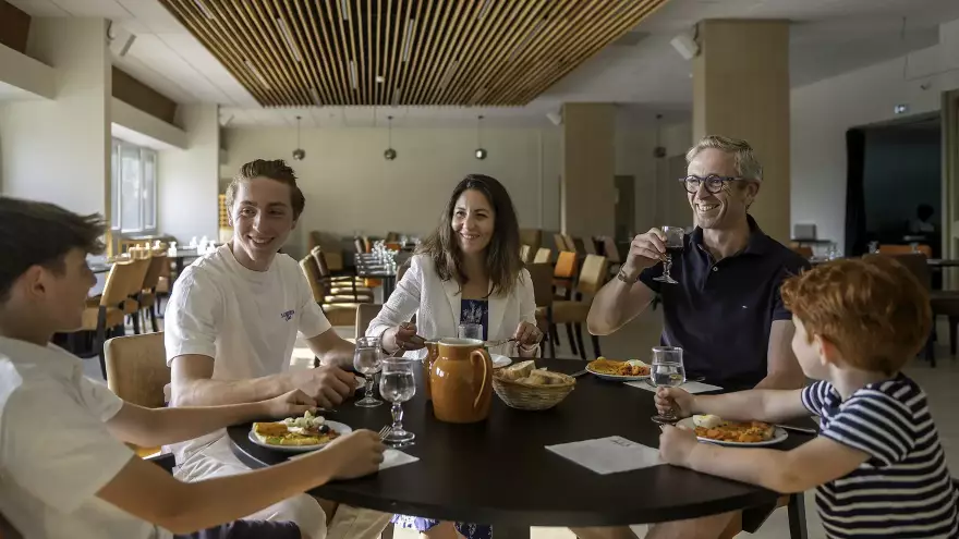Salle de restaurant au Dou de La Ramaz