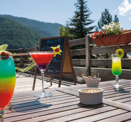 Détente à la terrasse du village vacances