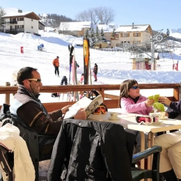 Terrasse soleil vue sur les pistes