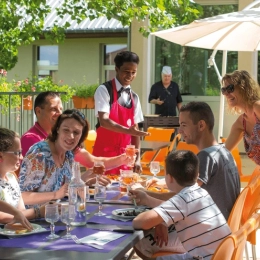 Restauration extérieure en famille