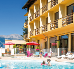 Vacances d'été à la montagne en famille avec piscine