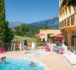 Piscine d'été vacances en famille