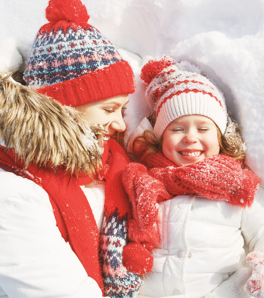 Maman et enfant neige